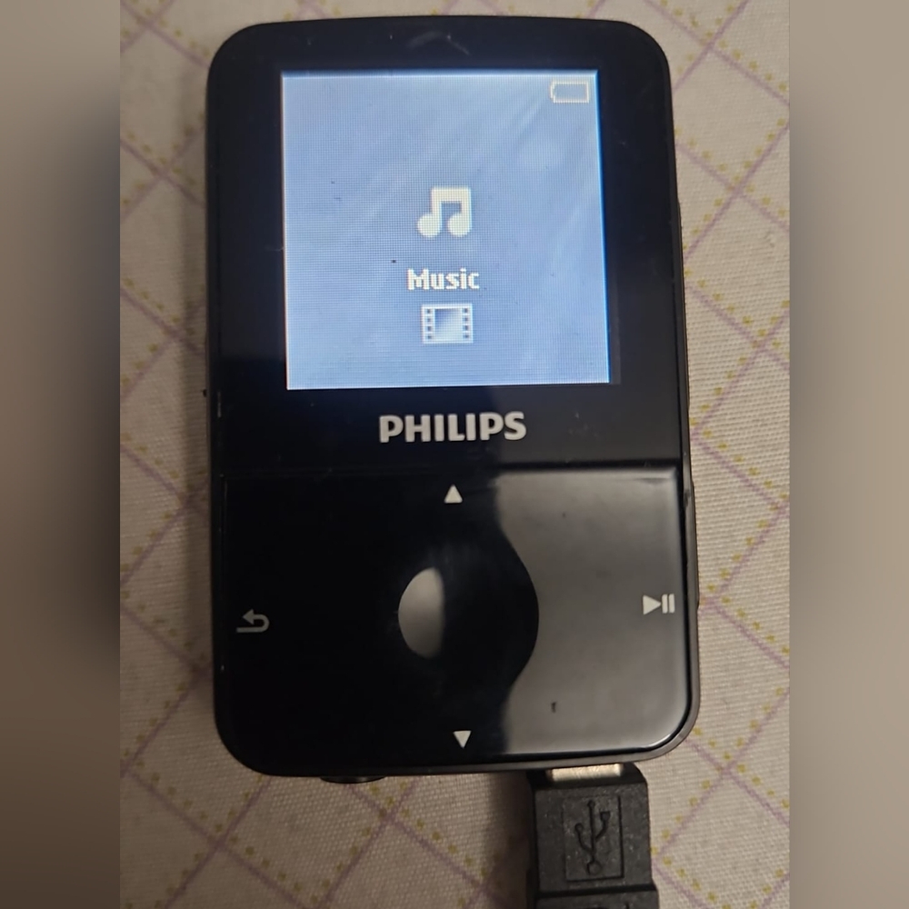 Philips GoGear Vibe 4GB Digital Media Player (needs new battery)-must be plugge